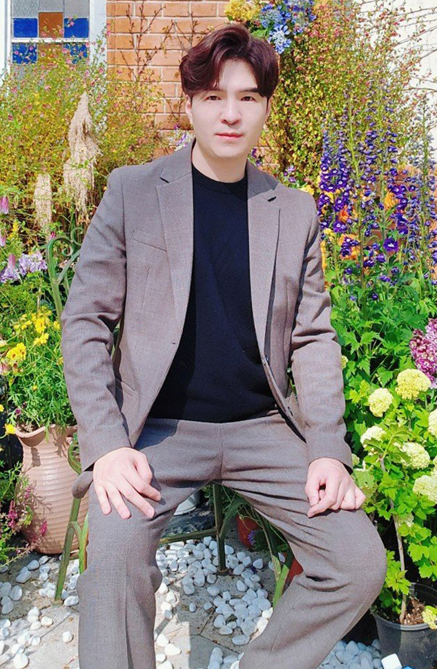 꽃밭에서 촬영한 강사 조준형 프로필 사진